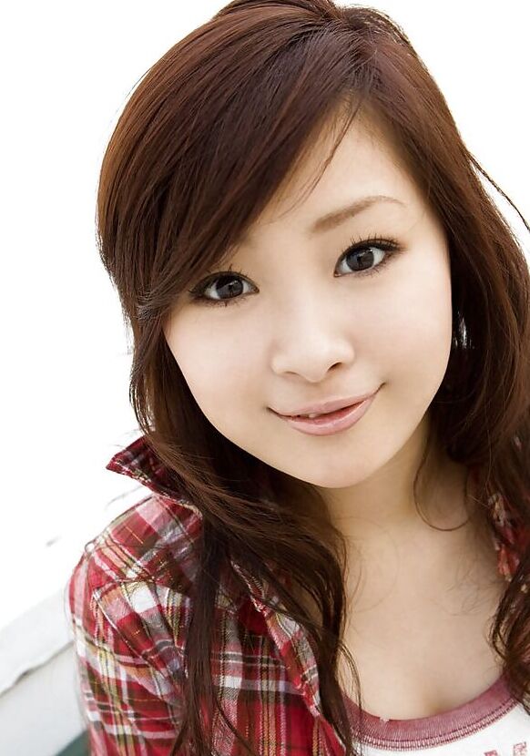 Das 15-jährige asiatische Teenie-Babe Suzuka Ishikawa entblößt ihre zierlichen Titten und ihren sexy Arsch