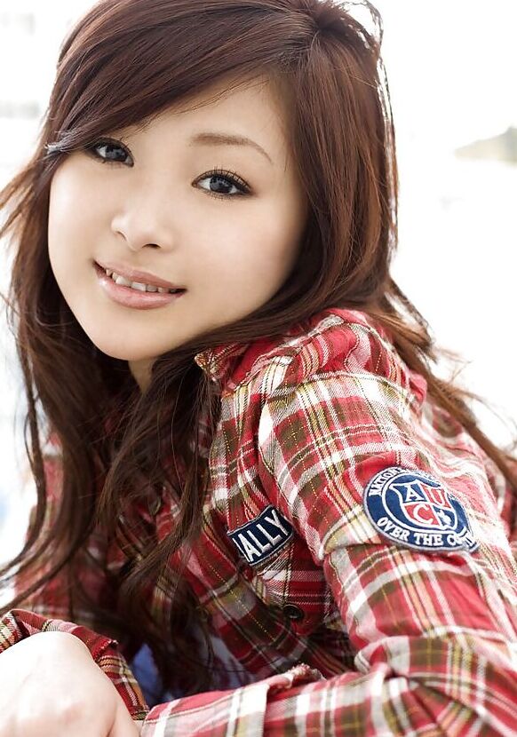 Das 15-jährige asiatische Teenie-Babe Suzuka Ishikawa entblößt ihre zierlichen Titten und ihren sexy Arsch