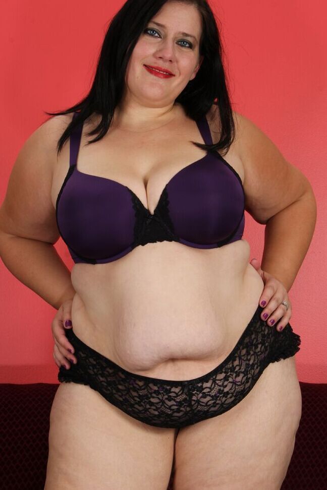 16P A morena obesa Becky Butterfly fica nua enquanto usava sapatos roxos
