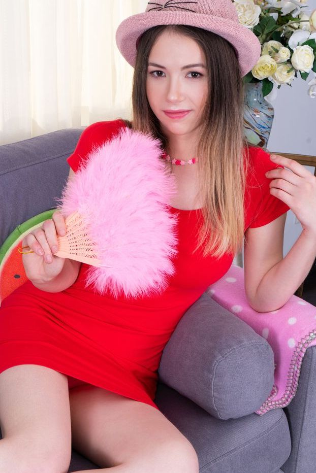 20P Seductora jovencita con un vestido rojo para quitárselo y mostrar su deseable