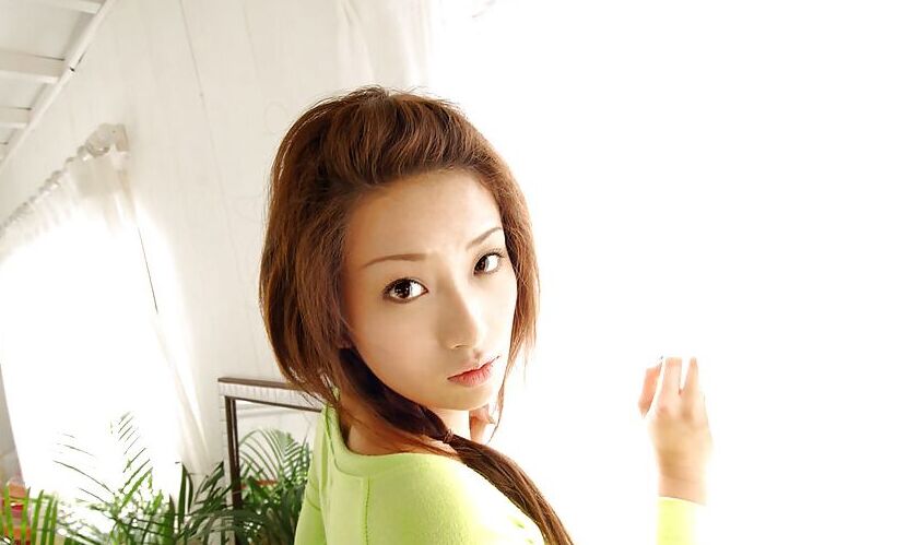 15P Das bezaubernde asiatische Babe Nao Yoshizaki zieht ihre Unterwäsche aus