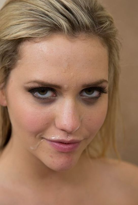20P A loira Mia Malkova cavalga um pau forte e faz um tratamento facial pegajoso