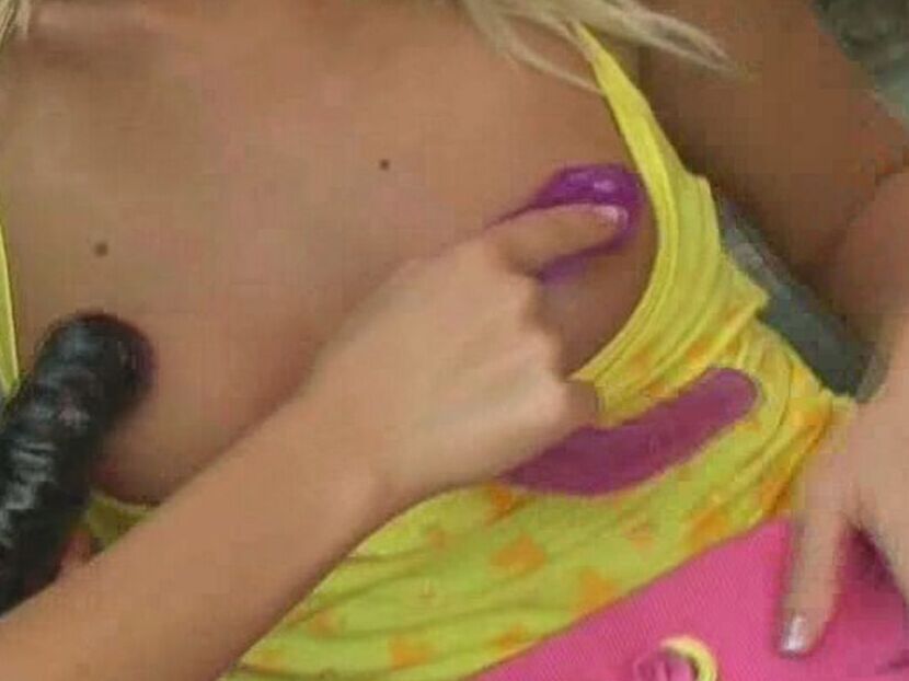 16P A estas jóvenes lesbianas les encanta complacer sus cuerpos adolescentes calientes cuando y donde sea