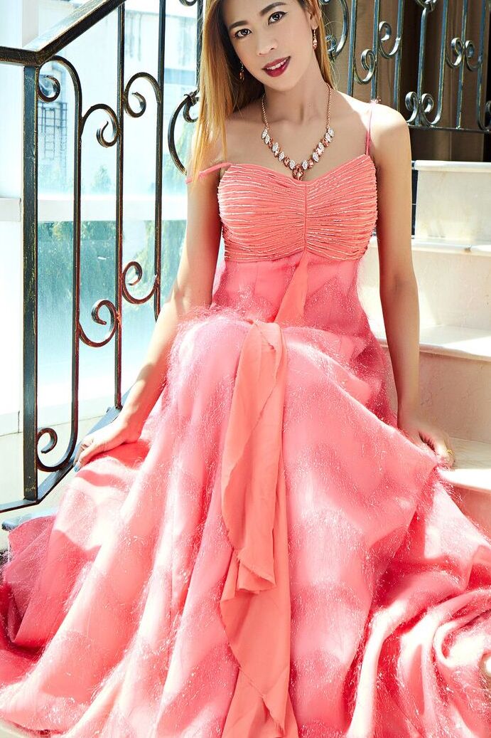 16P Das schöne asiatische Mädchen Linda zieht ein elegantes Kleid aus, um nackt zu modeln