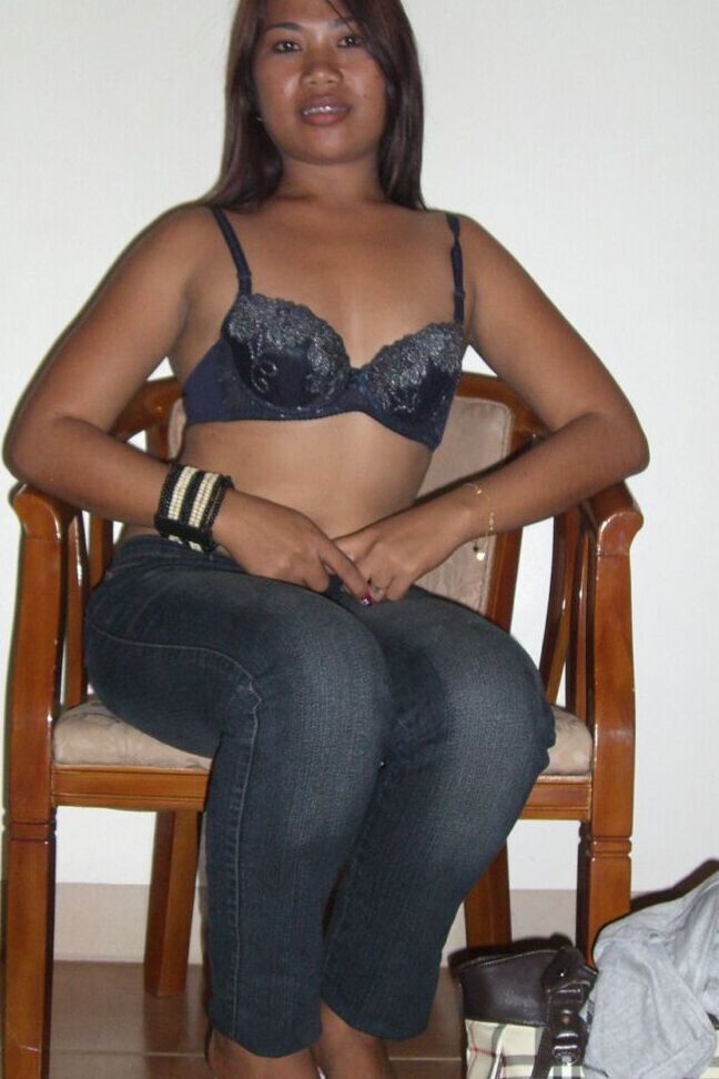 15P Amadora asiática se despe para uma sessão de fotos nuas em cima da cama, de joelhos