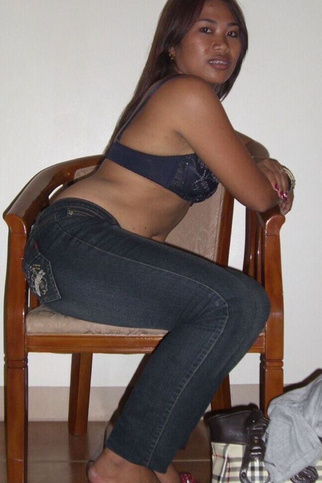 15P Amadora asiática se despe para uma sessão de fotos nuas em cima da cama, de joelhos