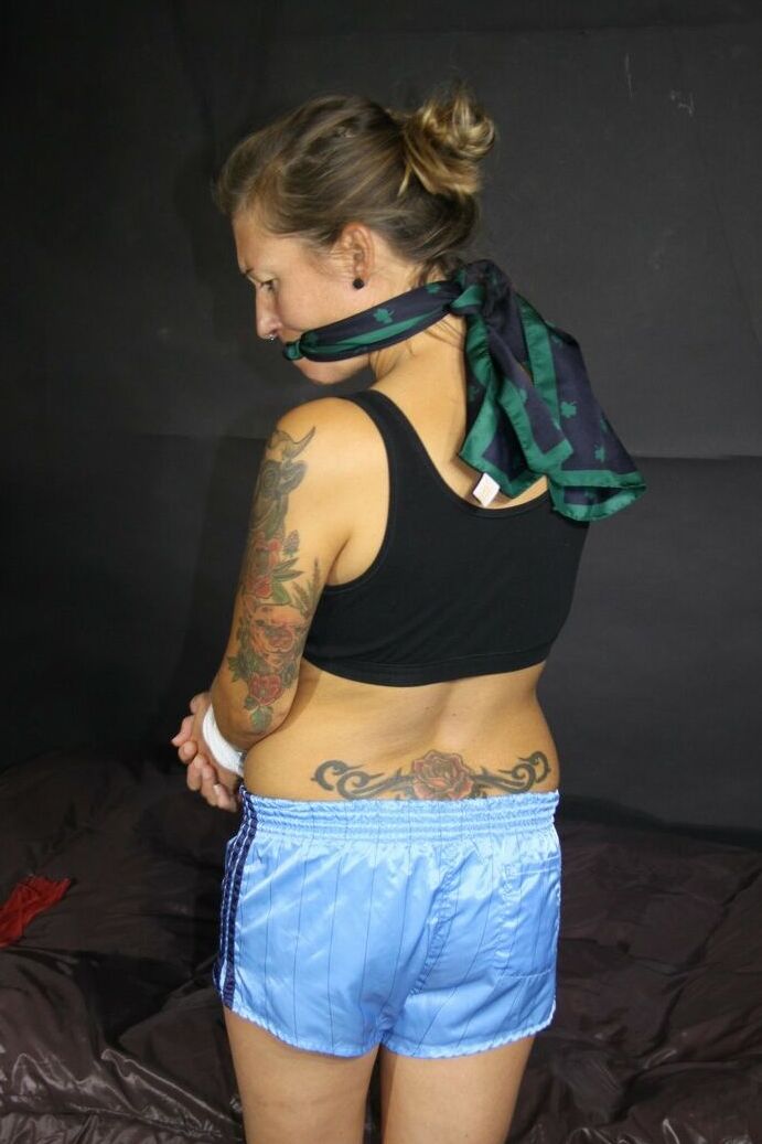 16P A menina tatuada Sandra está amordaçada com as mãos amarradas acima da cabeça