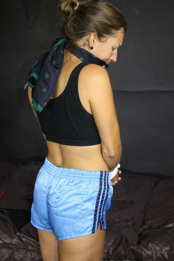 16P A menina tatuada Sandra está amordaçada com as mãos amarradas acima da cabeça