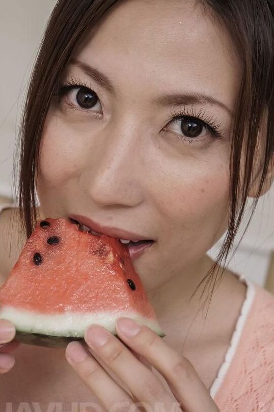 Die 15-jährige japanische MILF Mirei Yokoyama isst Wassermelone, bevor sie einen Schwanz leckt