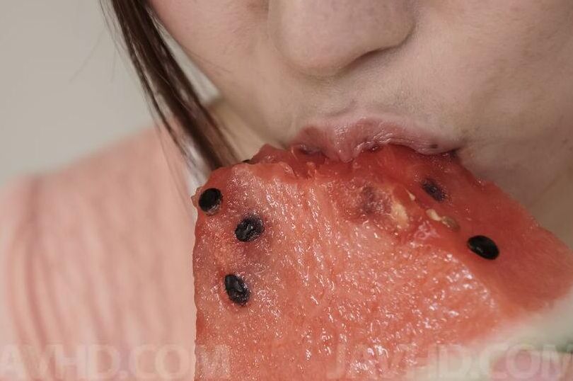 Die 15-jährige japanische MILF Mirei Yokoyama isst Wassermelone, bevor sie einen Schwanz leckt