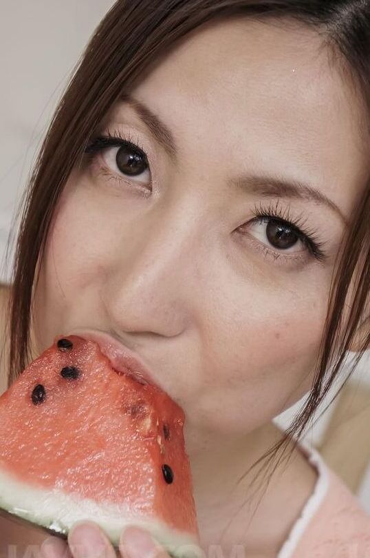 Die 15-jährige japanische MILF Mirei Yokoyama isst Wassermelone, bevor sie einen Schwanz leckt
