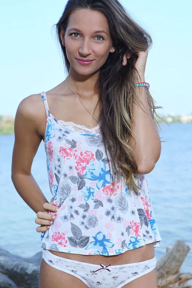 16P La chica glamorosa Sveta L resalta su lindo culo mientras modela junto a un río