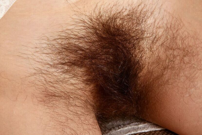 16P Mulher mais velha gostosa Kristina expõe seu arbusto peludo enquanto fica nua