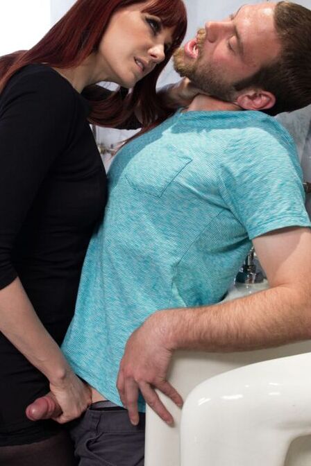 14P Une rousse dominante attache un homme soumis pendant une relation sexuelle dans la salle de bain