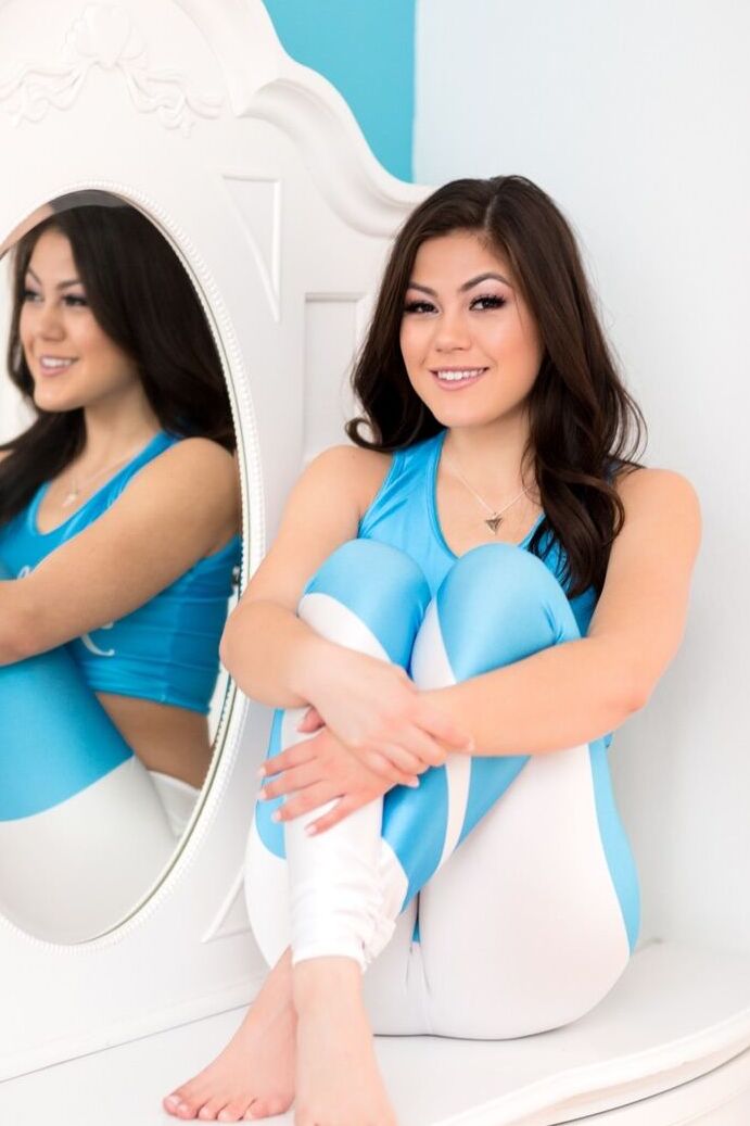 Die 15P barfüßige asiatische Teenagerin Kendra Spade modelt nicht nackt in Yoga-Kleidung
