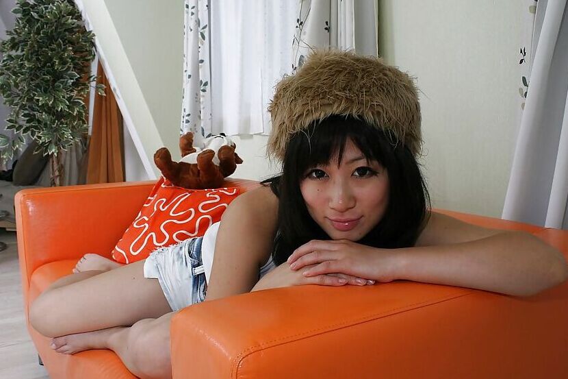 16P La adorable adolescente asiática Kotomi Ishioka se desnuda y juega con su coño