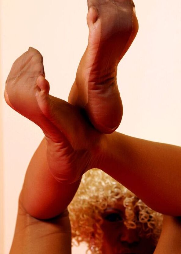 12P Piernas locas, largas y sexys de MILF en medias de nailon FF color canela transparente