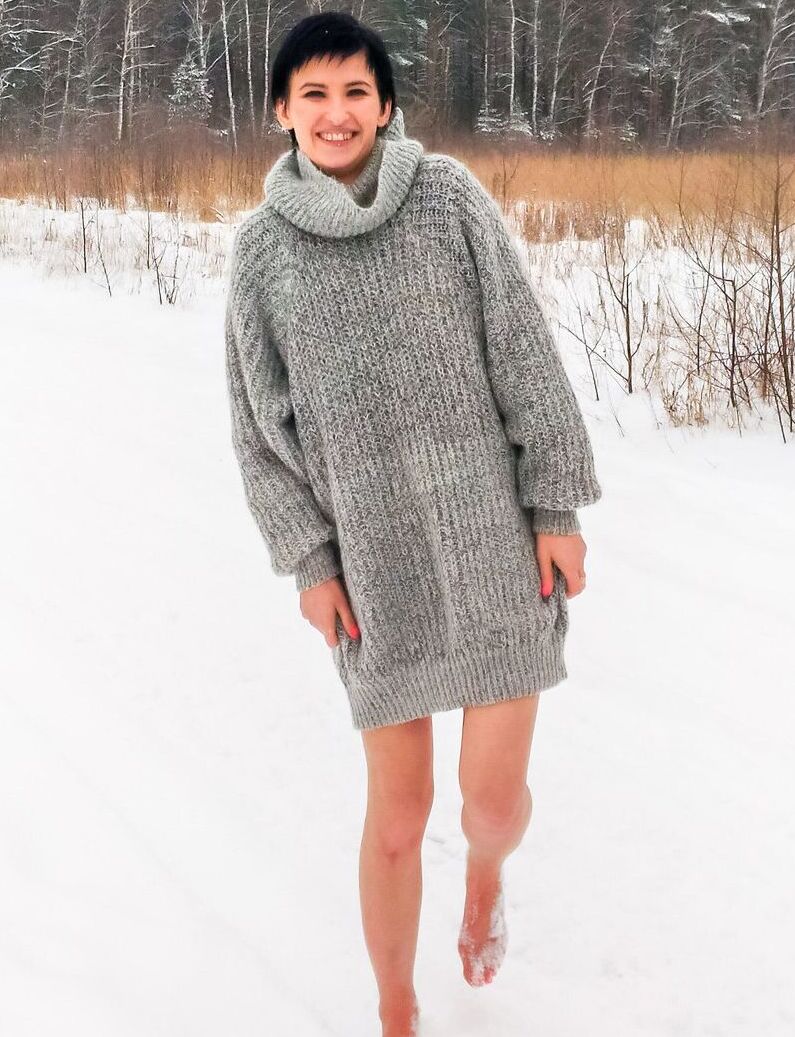 12P Brune nue, pieds nus, enchaînée dans la neigePieds nus, Bondage, Fétichisme des pieds