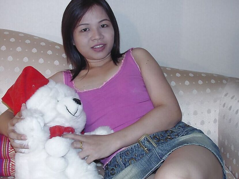 16P Gordinha asiática fofa tirando a roupa e posando nua no sofá