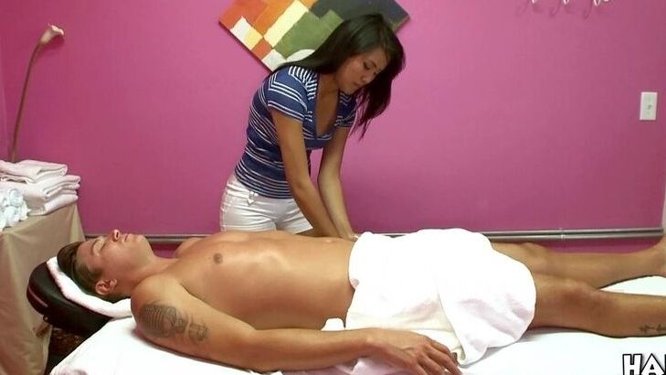 12P massagista tailandesa finaliza seu cliente com uma punheta com final feliz