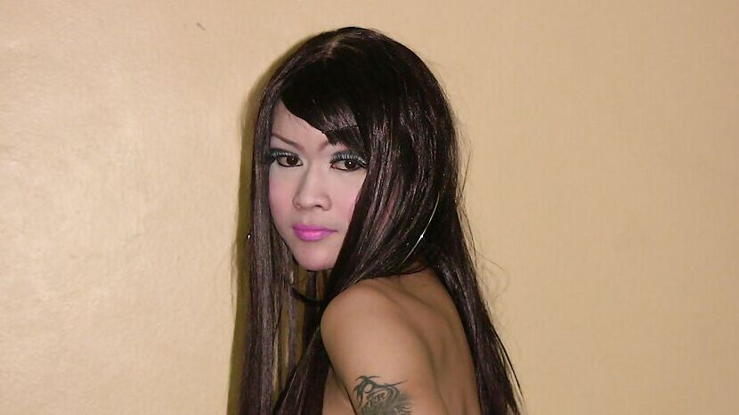 15P Linda ladyboy adolescente de Tailandia abriendo su bonito culo masturbándose con shedick