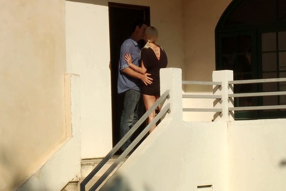 21P A loira submissa Cherry Torn tem seus buracos preenchidos em um gangbang vigoroso