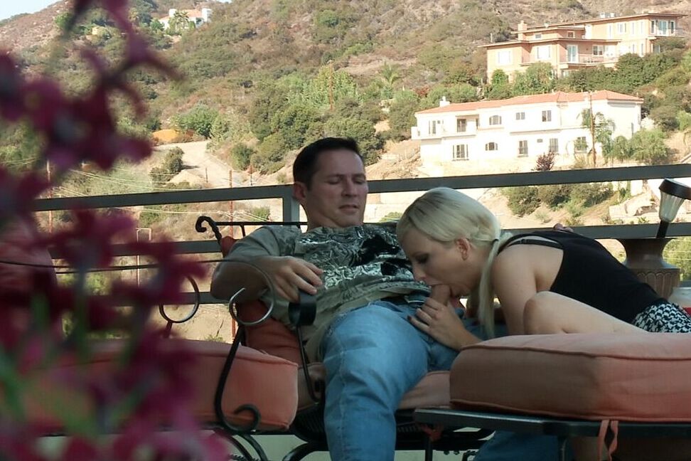 21P A loira submissa Cherry Torn tem seus buracos preenchidos em um gangbang vigoroso