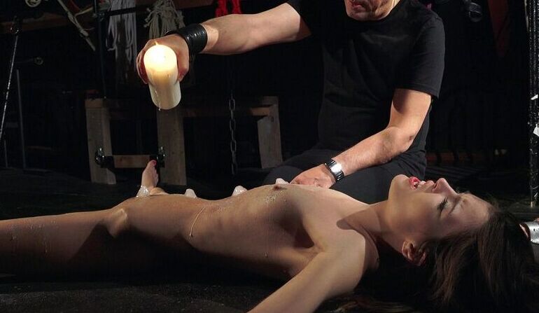 15P Esclavas sexuales practican sexo oral tras ser torturadas en un calabozo