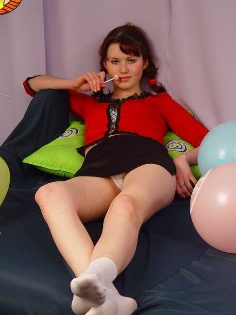 20P Adolescente sexy chupando una paleta, mientras se desnuda y muestra su sabroso agujero rosa