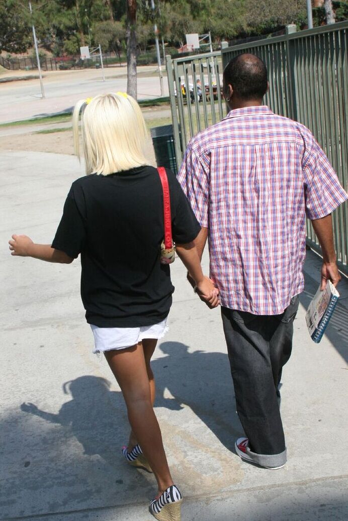 21P La adolescente rubia Patricia Petite es recogida y desmayada por tres chicos