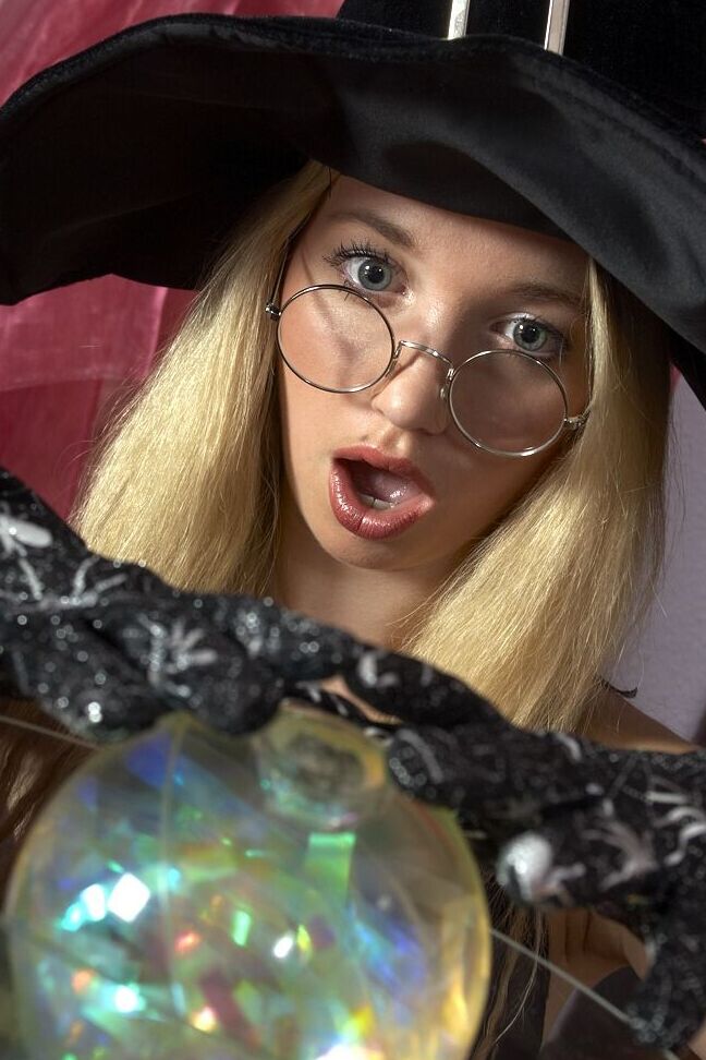 14P Jovem bruxa loira evoca um velho para viver sua fantasia sexual com