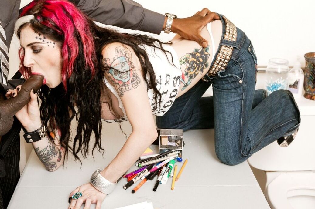 14P La chica blanca con el pelo teñido Joanna Angel tiene su primera experiencia con una gran polla negra