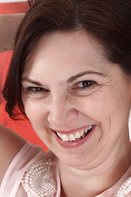 16P Over 40 mother Francesca cupping all natural tits for close ups