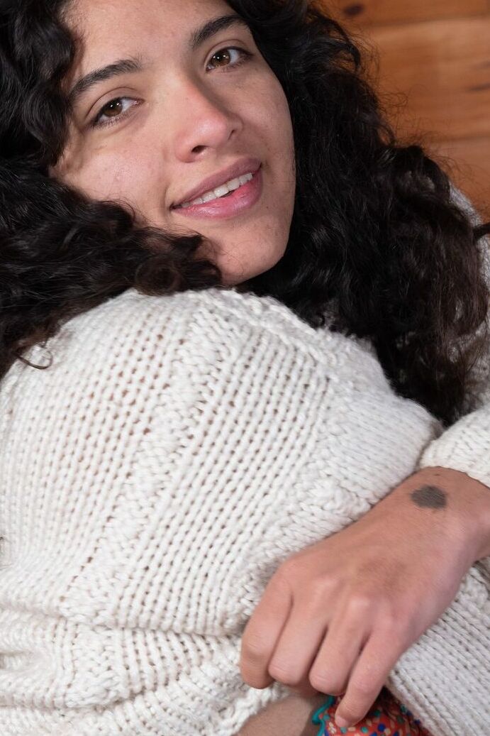 21P La linda amateur Maria F muestra sus tetas caídas y su coño súper peludo
