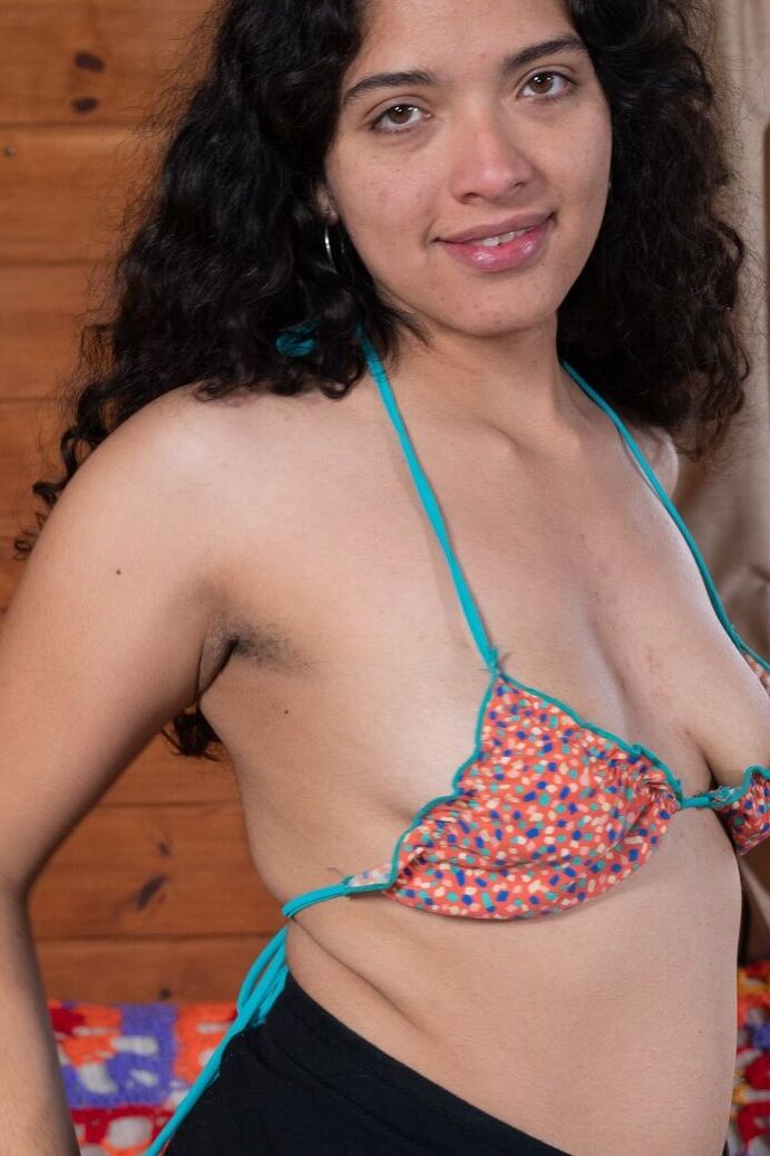 21P La linda amateur Maria F muestra sus tetas caídas y su coño súper peludo