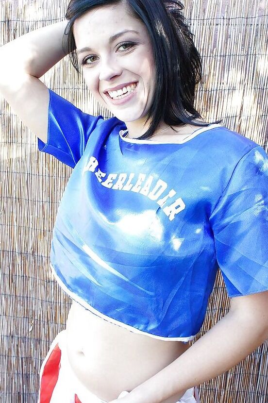 16P お尻と陰部を脱ぐ巨乳サバンナのブルネット雌犬