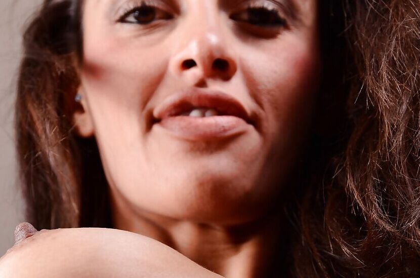16P Morena Latina garota solo Khloe Kash espalhando vulva raspada para masturbação