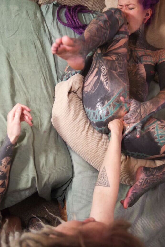 10P Garota fortemente tatuada tem seu ânus aberto agarrado por seu amante