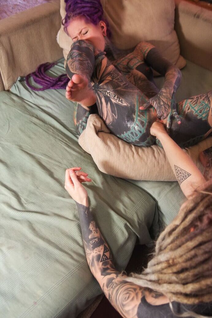 10P Garota fortemente tatuada tem seu ânus aberto agarrado por seu amante