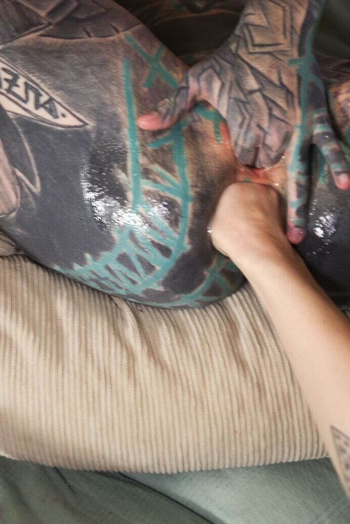 10P Garota fortemente tatuada tem seu ânus aberto agarrado por seu amante