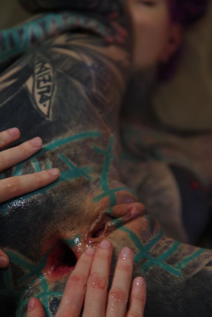 10P Garota fortemente tatuada tem seu ânus aberto agarrado por seu amante