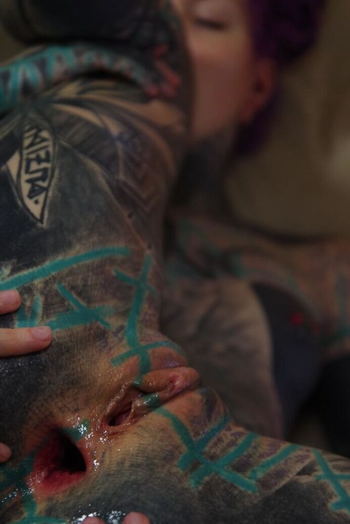 10P Garota fortemente tatuada tem seu ânus aberto agarrado por seu amante