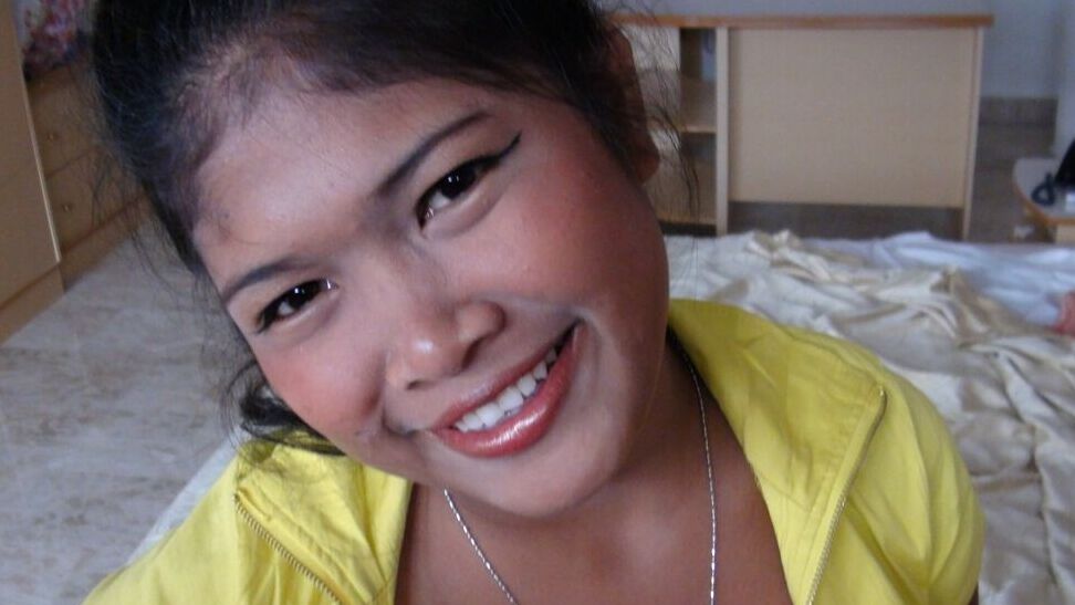 15P Une fille thaïlandaise potelée crache du sperme après une relation sexuelle en POV avec un étranger