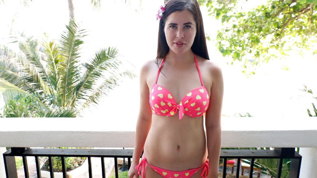 12P A morena Cassie Fire modela um biquíni em uma varanda antes do sexo anal POV