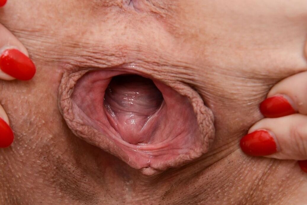 21P Micky Lynn madura e excitada revela seus seios naturais e estica sua boceta raspada