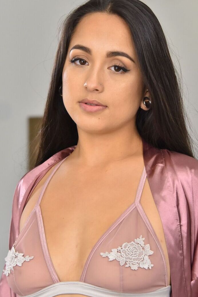 21P La exótica jovencita Mi Ha Doan muestra sus sexys tatuajes