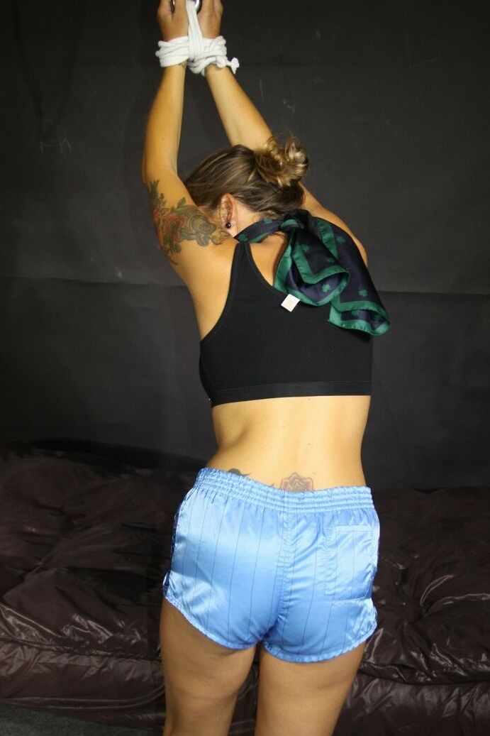 16P A menina tatuada Sandra está amordaçada com as mãos amarradas acima da cabeça
