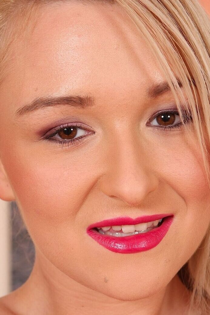 21P A gata loira de seios pequenos Cinthia brinca com sua vagina em lingerie vermelha quente