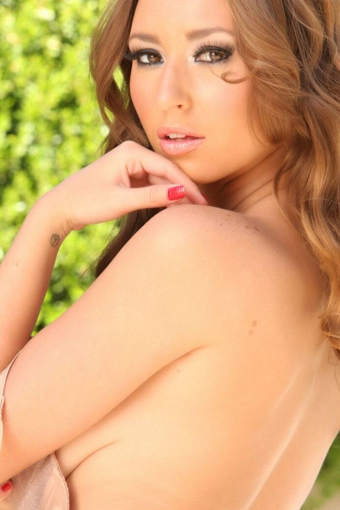 21P Busty MILF Shay Laren brincando com seus seios naturais bronzeados ao ar livre