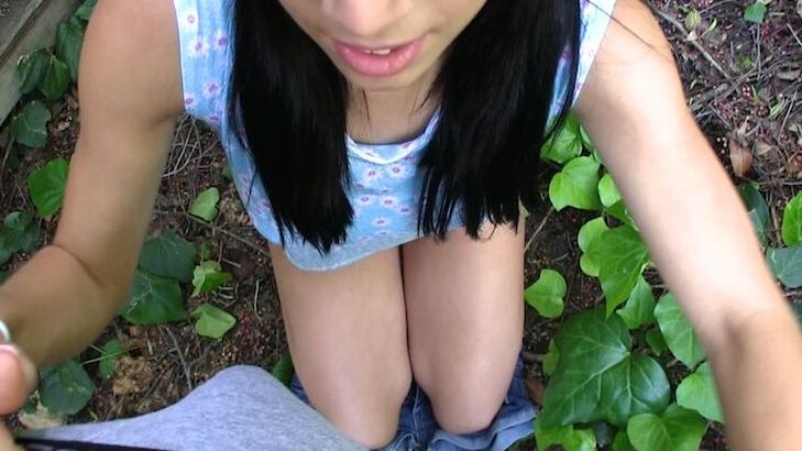 16P Sexo anal al aire libre con la joven morena Mia Hurley en primer plano